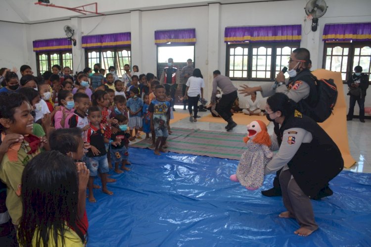 Pulihkan Mental Warga Pasca Bencana Alam, Biro Psikologi SSDM Polri Gelar Trauma Healing Hari kedua di Gereja Elim Naibonat