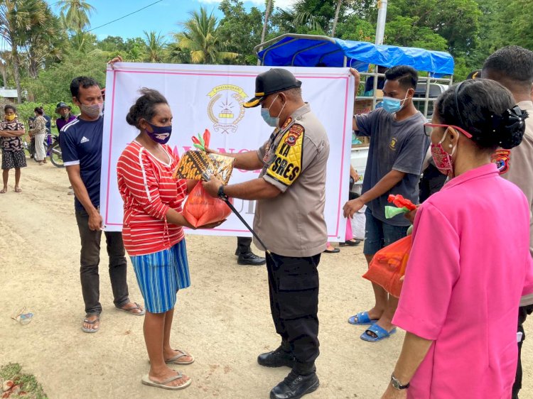 Peduli Kemanusiaan, Polres Malaka Serahkan Bansos dari Ketua Umum Bhayangkari Kepada Korban Bencana Alam di Desa Lamudur