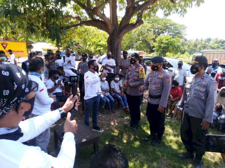 Polres Flotim Dampingi Komunitas Barrel Brotherhood Salurkan Bantuan Kepada Korban Bencana Alam di Adonara Timur