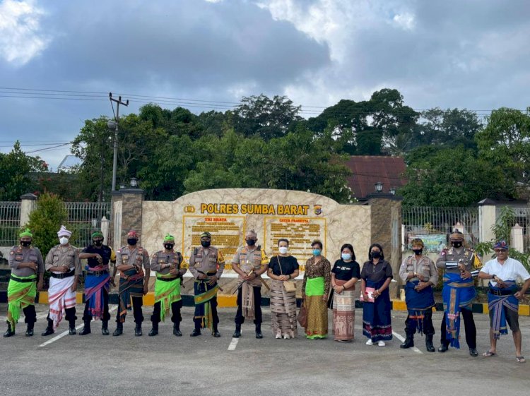 Hormati Budaya Sumba, Kapolres Kenakan Kain Adat saat Hadiri Pemakaman Istri Wakil Bupati Sumba Barat Terpilih