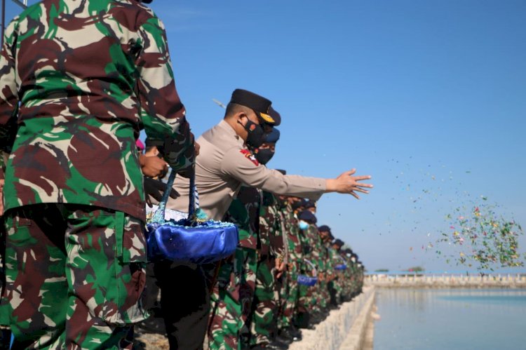 Kunjungi Lantamal VII, Kapolda NTT Beri Penghormatan Khusus dan Tabur Bunga Kepada 53 Awak Kapal Selam KRI Nanggala-402