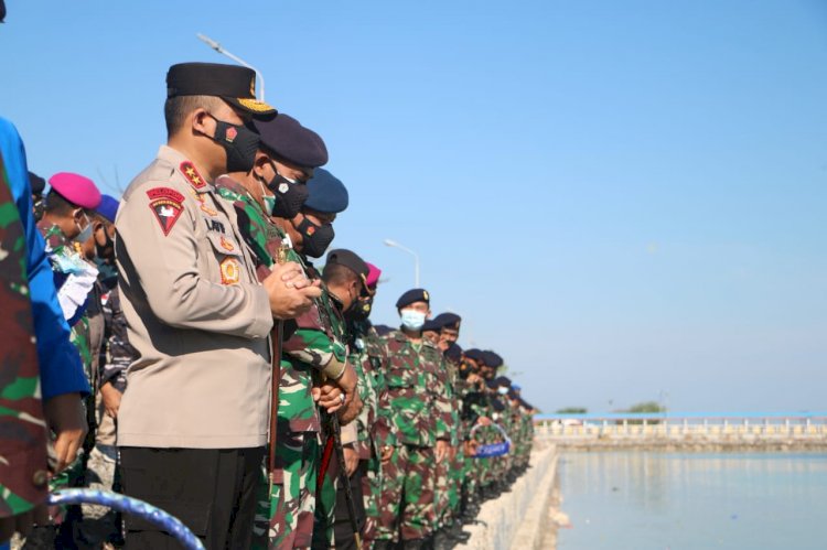 Kunjungi Lantamal VII, Kapolda NTT Beri Penghormatan Khusus dan Tabur Bunga Kepada 53 Awak Kapal Selam KRI Nanggala-402