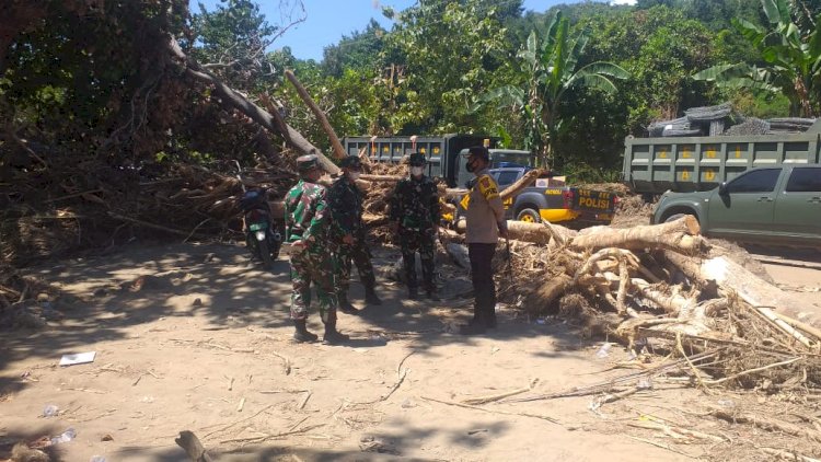 TNI-Polri Alor Gelar Kerja Bakti Bersama Bangun Kembali Penghubung Jalan Antar Kecamatan