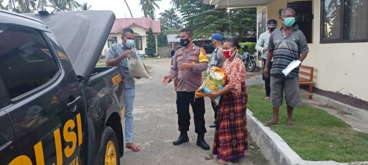 Jalani Bulan Penuh Berkah di Tengah Pandemi Covid 19, Kapolres Sikka Beri Bantuan Sosial Bagi Janda dan Lansia