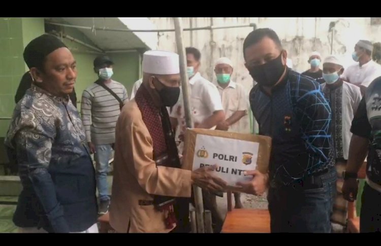 Patroli Kemanusiaan, Kapolda NTT Serahkan Bansos di Kabupaten Kupang dan Kota Kupang