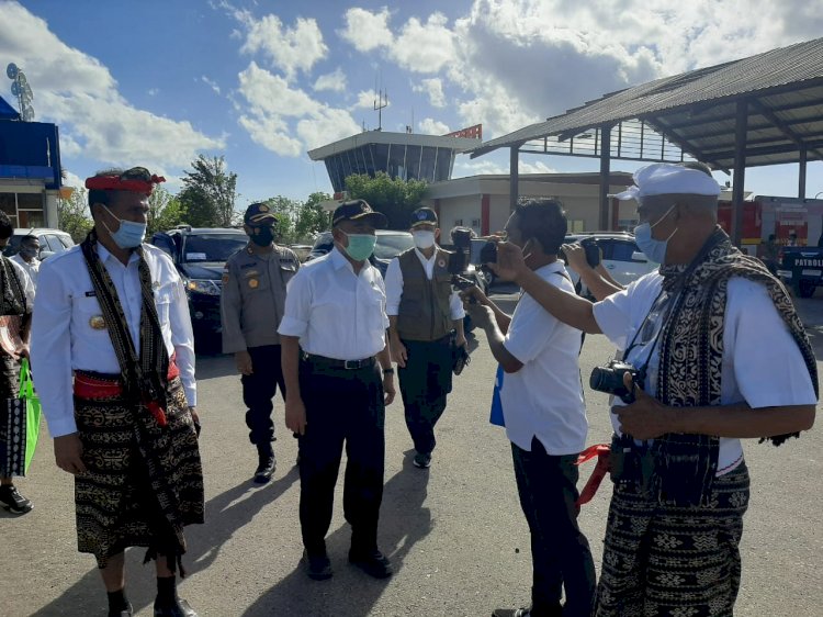 Kapolres Sabu Raijua Dampingi Menko PMK RI Salurkan Bansos Kemanusiaan di Keliha