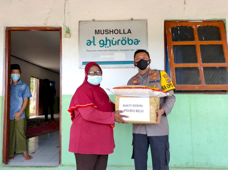 Safari Ramadhan ke Mushola Al Ghuroba Sukabitetek, Kapolres Belu Serahkan Paket Sembako kepada Kaum Dhuafa