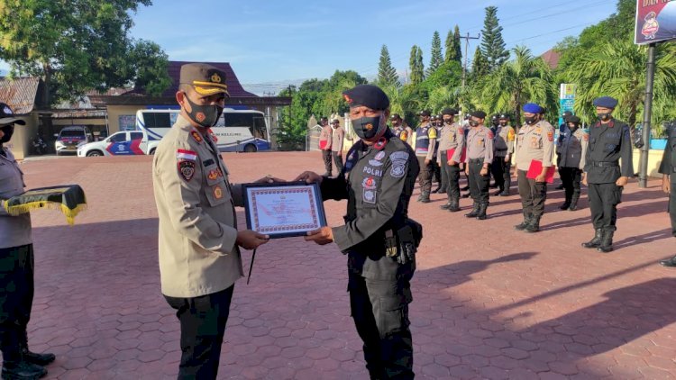 Beri Penghargaan Kepada Anggota Brimobda NTT, Kapolres Alor : Terima Kasih Atas Pelaksanaan Tugas Misi Kemanusiaan di Alor