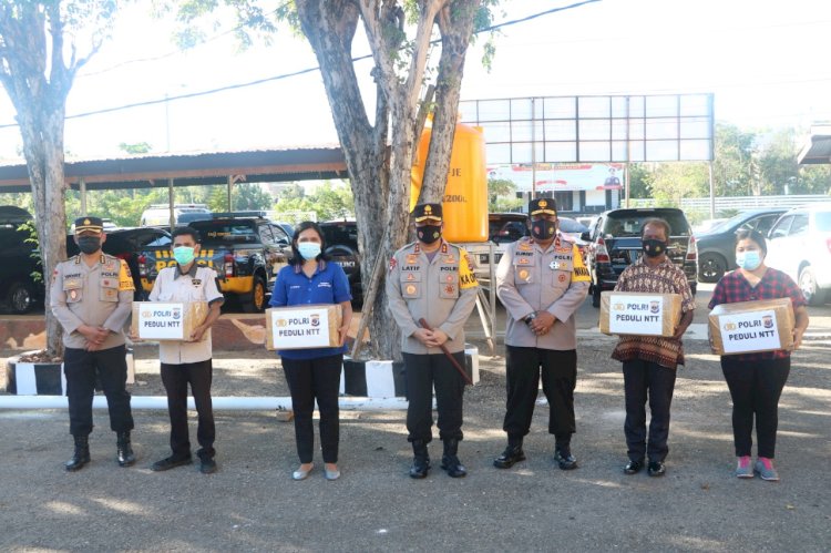 136 Pekerja Harian Lepas Polda NTT Terima Bansos dari Kapolda NTT