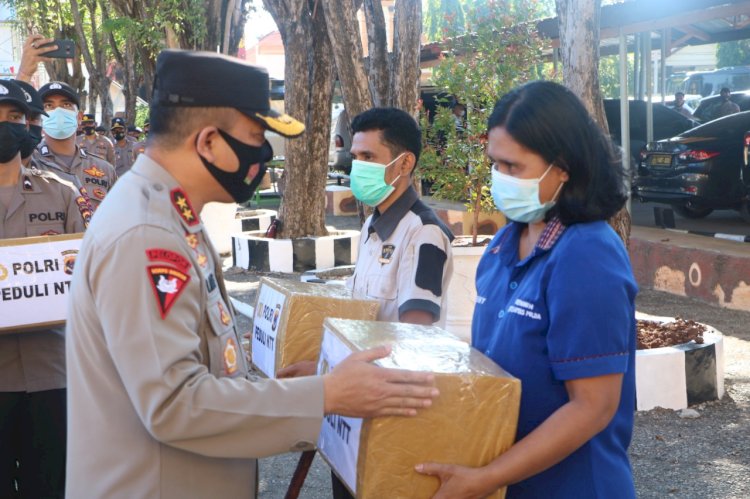 136 Pekerja Harian Lepas Polda NTT Terima Bansos dari Kapolda NTT