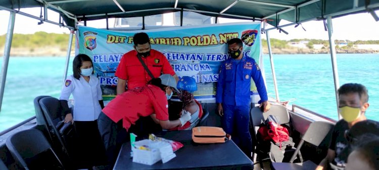 Percepat Penanganan Covid-19, Polda NTT Kembali Gelar Vaksinasi Terapung di Pantai Oesina