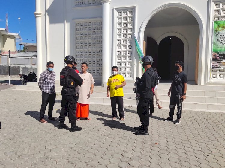 Beri Imbauan Prokes, Personel Satbrimobda NTT Sasar Pasar dan Tempat Ibadah