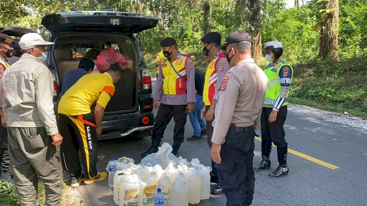 Personel Polres Sumba Barat-Polda NTT Berhasil Menggagalkan Penyelundupan 120 Liter Miras