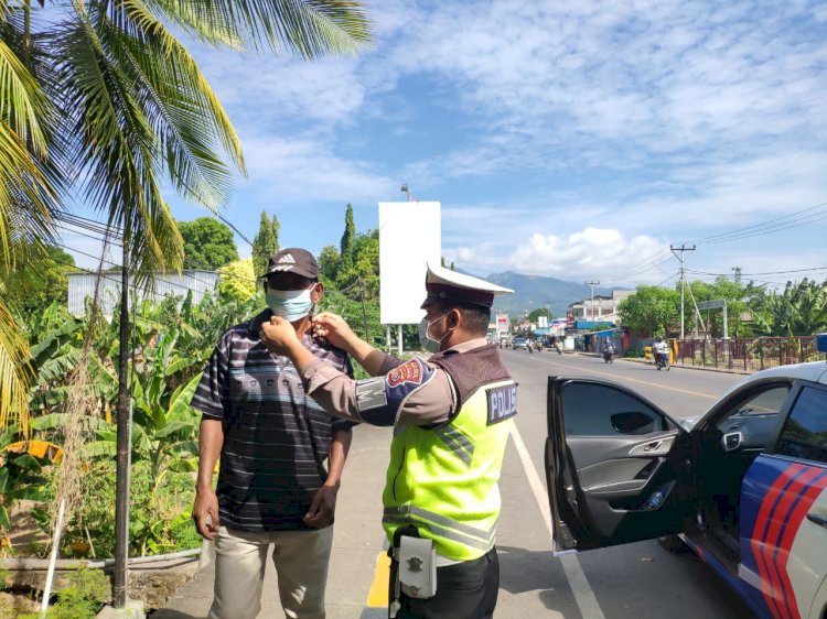 Tangkal Penyebaran Covid-19, Personil Jajaran Polda NTT Kembali Tegakkan Prokes dan Pembagian Masker Gratis