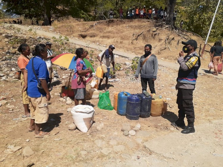 Personil Jajaran Polda NTT Berhasil Amankan 237 Liter Sopi Siap Edar di Bakuin