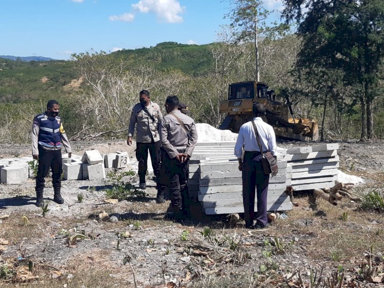 Tinjau Lokasi Tanah Sengketa, Kapolsek Kuteng Minta Kedua Belah Pihak Menahan Diri Sampai Ada Keputusan Bersama