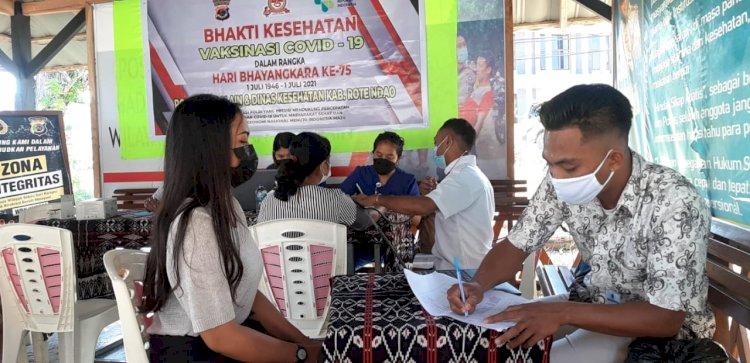 Sambut Hari Bhayangkara ke -75, Polsek Lobalain Gandeng Dinas Kesehatan Gelar Vaksinasi Masal