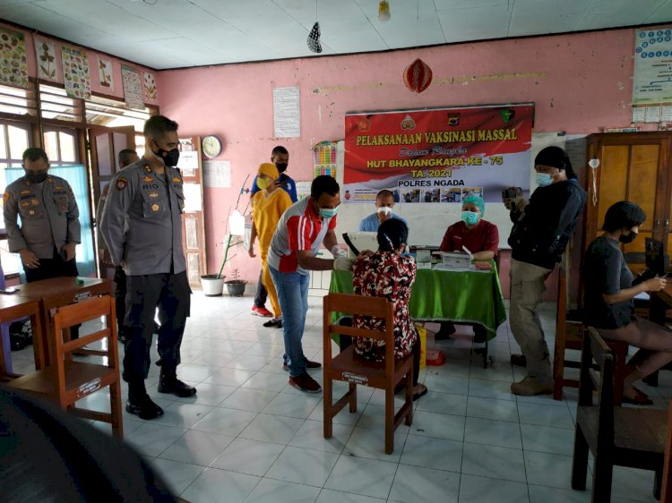 Kapolres Ngada Pantau Langsung Vaksinasi Masal