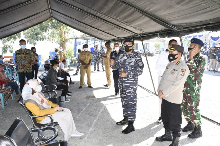 Kabiddokkes Polda NTT Turut Partisipasi Lounching serbuan Vaksinasi Covid 19 TNI AL