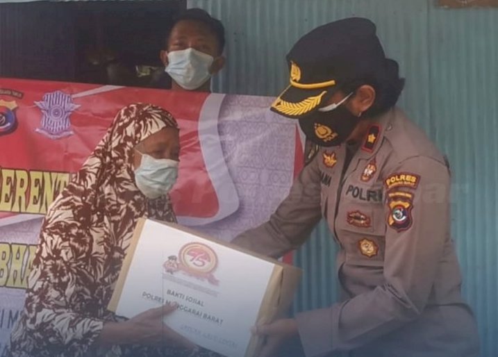 Sebagai Ungkapan Rasa Syukur  Dalam Rangka Hari Bhayangkara ke-75, Satlantas Polres Manggarai Barat Salurkan Paket Sembako Kepada Masyarakat