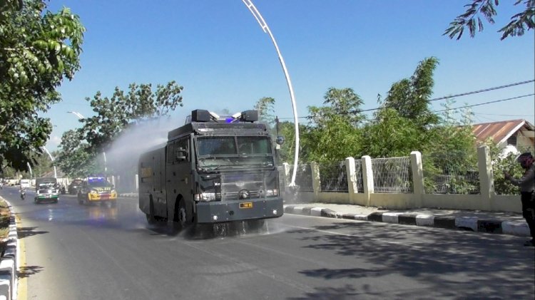 Cegah Penyebaran Wabah Covid-19, Tim Gabungan Polda NTT Lakukan Penyemprotan Disinfektan di Pusat Keramaian