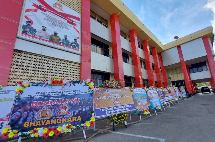 Krans Bunga Ucapan Hari Bhayangkara ke 75, Banjiri Mapolda NTT