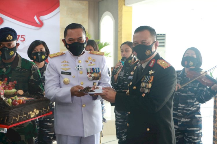 Sebuah Kejutan di Hari Bhayangkara ke-75 dari Danlantamal VII Kupang Untuk Kapolda NTT