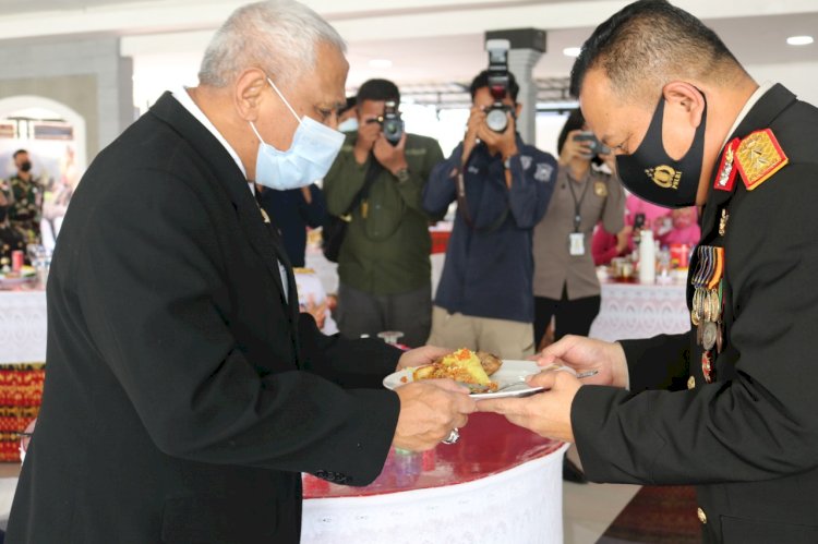 Puncak Hari Bhayangkara Ke-75, Kapolda NTT Berikan Tumpeng ke Irjen Pol. (Purn) Drs. Y. Jacki Uly, M.Hum