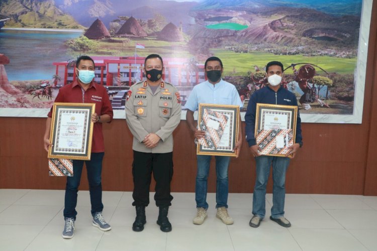 Coffee Morning dengan Wartawan Desk Polda NTT, Kapolda NTT Berikan Penghargaan Atas Kejuaraan Lomba dari beberapa Kategori