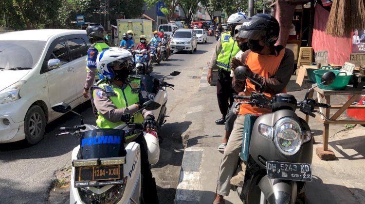 Polwan Ditlantas Polda NTT Gelar Patroli, Ajak Pengguna Jalan Patuhi Prokes