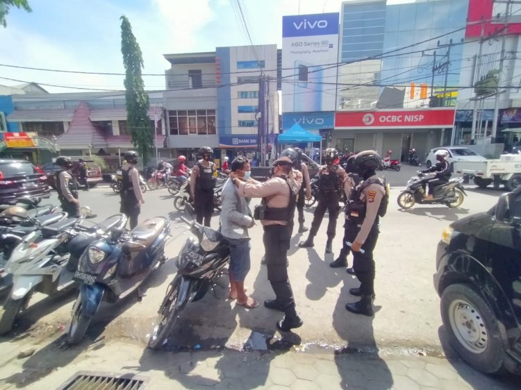 Gelar Patroli, Personel Ditsamapta Polda NTT Bagikan Masker dan Imbau Masyarakat Patuhi Prokes