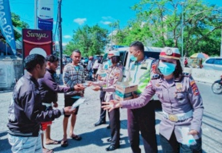 Dorong Kesadaran Bermasker, Subditkamsel Ditlantas Polda NTT Bagikan Masker Kepada Masyarakat