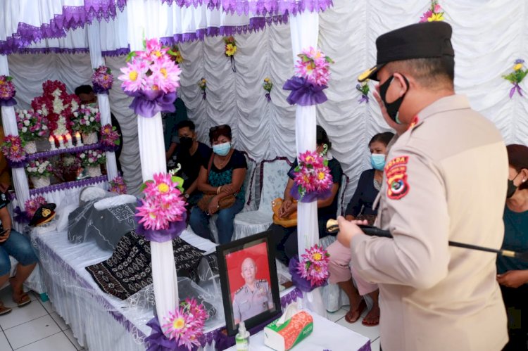 Beri Penghormatan Terakhir, Kapolda NTT Melayat ke Rumah Duka AKP Alexander Djawa