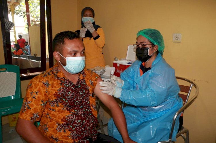 Bangun Herd Immunity, Biddokkes Polda NTT Gelar Vaksinasi Covid-19 Untuk Warga