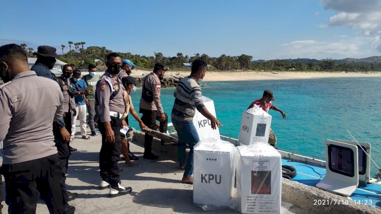 Gunakan Kapal, Polda NTT Kawal Ketat Logistik Hasil PSU Sabu Raijua Dari Pulau Raijua Ke Kantor KPU