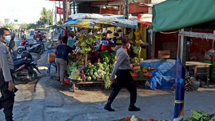 Sambangi Pasar Kasih Naikoten, Personel Ditbinmas Polda NTT Sosialisasi Prokes Kepada Para Pedagang