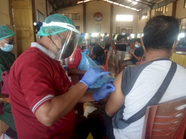 Bantu Percepatan Penanganan Covid-19, Biddokkes Polda NTT Gelar Vaksinasi Massal di Kabupaten dan Kota Kupang