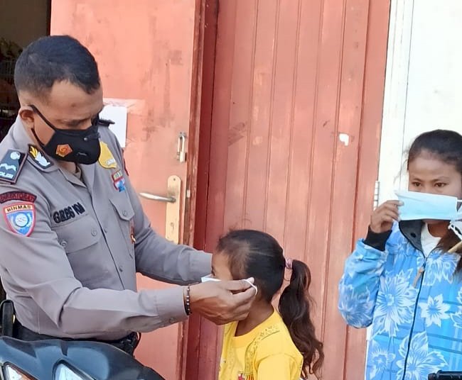 Sidak Penerapan Prokes di Pusat Keramaian, Personil Ditbinmas Polda NTT Beri Imbauan Kesadaran dan Bagikan Masker