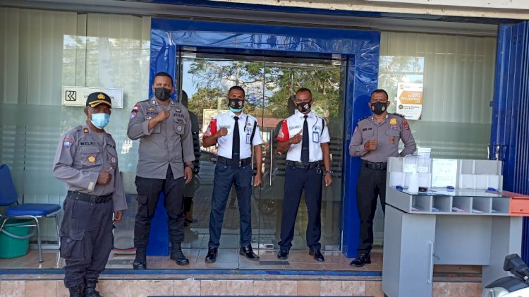 Sidak Penerapan Prokes di Pusat Keramaian, Personil Ditbinmas Polda NTT Beri Imbauan Kesadaran dan Bagikan Masker