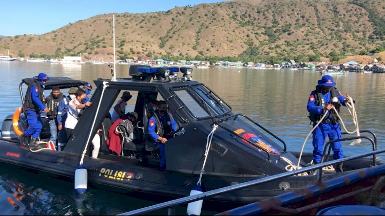 Upaya Percepatan Vaksinasi Nasional, Ditpolairud Polda NTT Gelar Vaksinasi Massal Untuk Warga Masyarakat Pulau Komodo