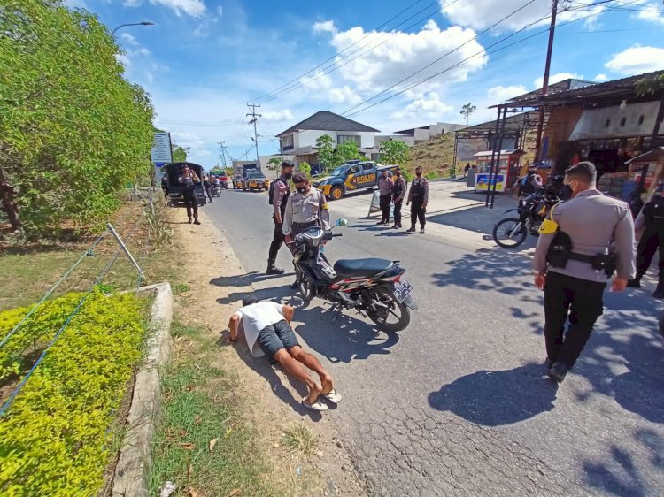 Bahaya Penyebaran Covid-19, Personil Ditsamapta Polda NTT Beri Tindakan Kesadaran Taati Prokes Kepada Warga Yang Melanggar