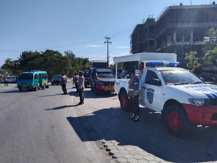 Patroli Pagi, Brimob Polda NTT Imbau Masyarakat Patuhi Prokes