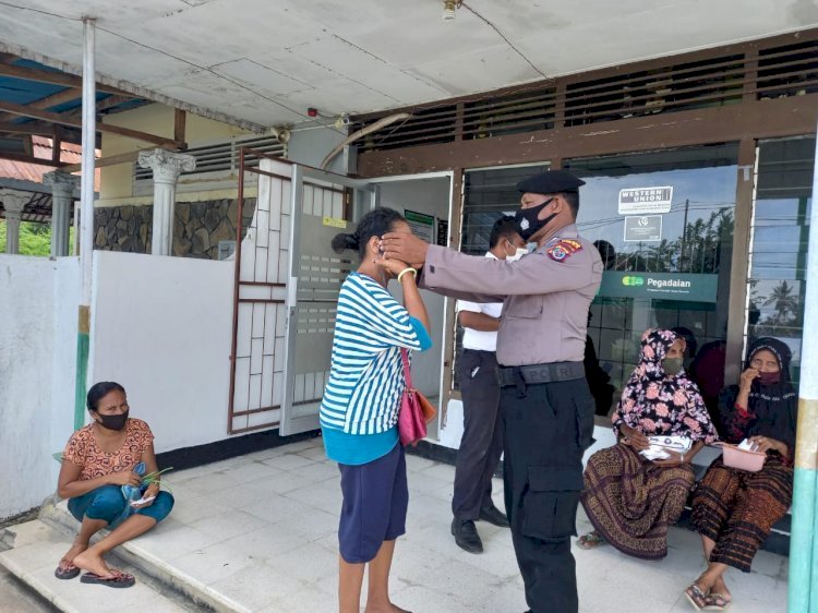 Personil Polsek Paga Displinkan Penggunaan Masker Kepada Warga