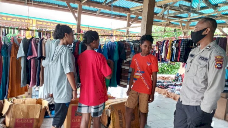 Penertiban Protokol Kesehatan di Pasar Maliang Oleh Personil Polsek Pantar Barat