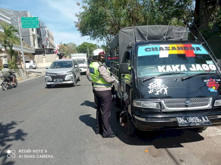 Dengan Humanis Personil Ditlantas Polda NTT Gugah Pengendara Taati Prokes