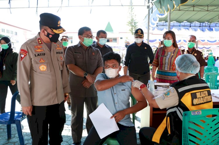 Pastikan Berjalan Dengan Aman, Kapolda NTT Tinjau Pelaksanaan Vaksinasi Massal di Kejati NTT