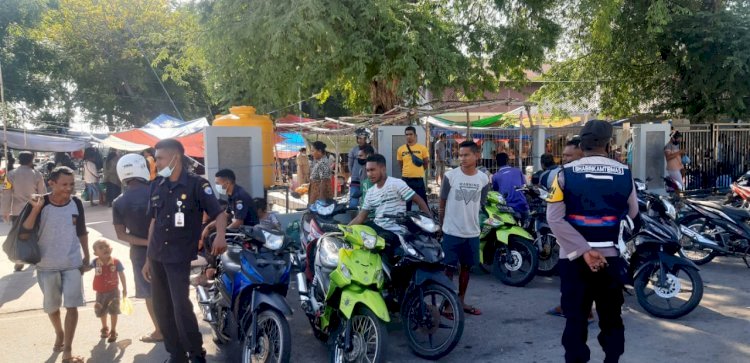 Jamin Keamanan di Pasar Perbatasan RI-RDTL, Bhabinkamtibmas Oesoko dan Oekolo Turun Pantau