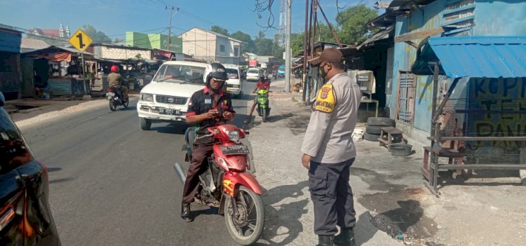 Pendisiplinan Penggunaan Masker, Bhabinkamtibmas Kelurahan Kolhua Tegur Dan Himbau Warga Yang Beraktivitas Tidak Menggunakan Masker