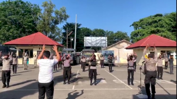 Terapkan Gaya Hidup Sehat di Tengah Covid-19, Personil Polres Belu Rutin Lakukan Senam AW S3