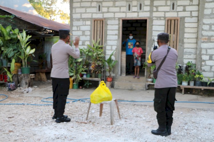 Door To Door Kabidhumas Polda NTT dan Bhabinkamtibmas Kelurahan Oebufu Salurkan Bansos Kepada Warga Terdampak Covid-19